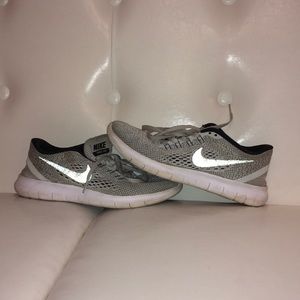 grey free runs